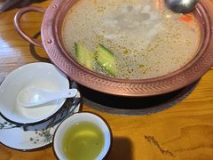 腊排骨拼土鸡火锅-民食香·腊排骨野生菌美食(木府店)
