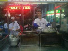 -海南大学南门小吃一条街