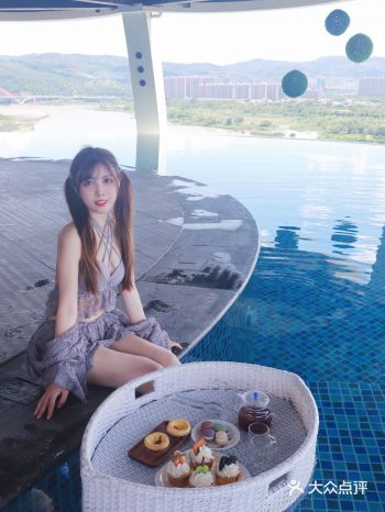 西双版纳｜菠萝酒店还有这样绝美的无边泳池下午茶！
