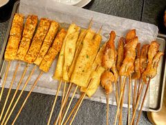 -何妹湿辣牛肉·粤式烧烤砂煲(桂雅路店)