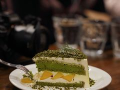 黄桃抹茶奶酥奶油蛋糕-black rainbow coffee