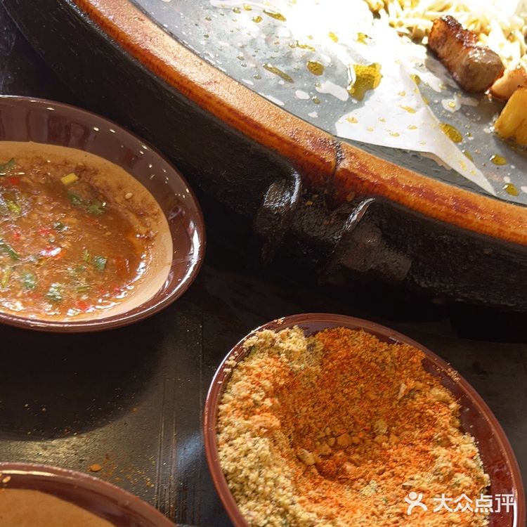 这家餐厅环境很好，非常干净整洁，食物不