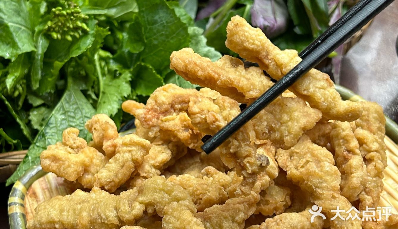不愧是散养的跑山鸡味道就是好吃，鸡肉还是被烟熏过的