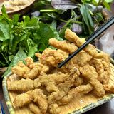不愧是散养的跑山鸡味道就是好吃，鸡肉还是被烟熏过的