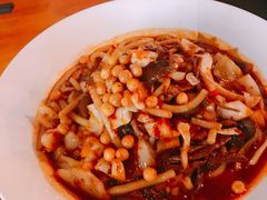 野蘑菇酸菜牛肉炒米粉-疆Jiang·新疆秘制料理
