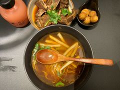 香辣牛骨汤面-贡梅老面馆·蟹粉面·无锡特色小吃(南长街主推店)