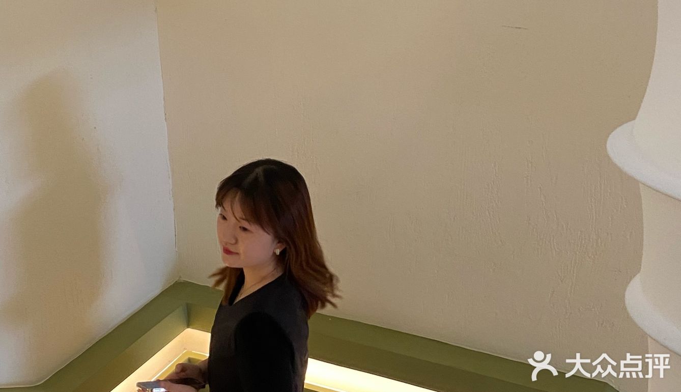 南阳探店下午茶 树下沐屋 超出片的旋转楼梯