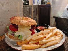 爆芝炸魚漢堡配薯條-layback cafe & bar