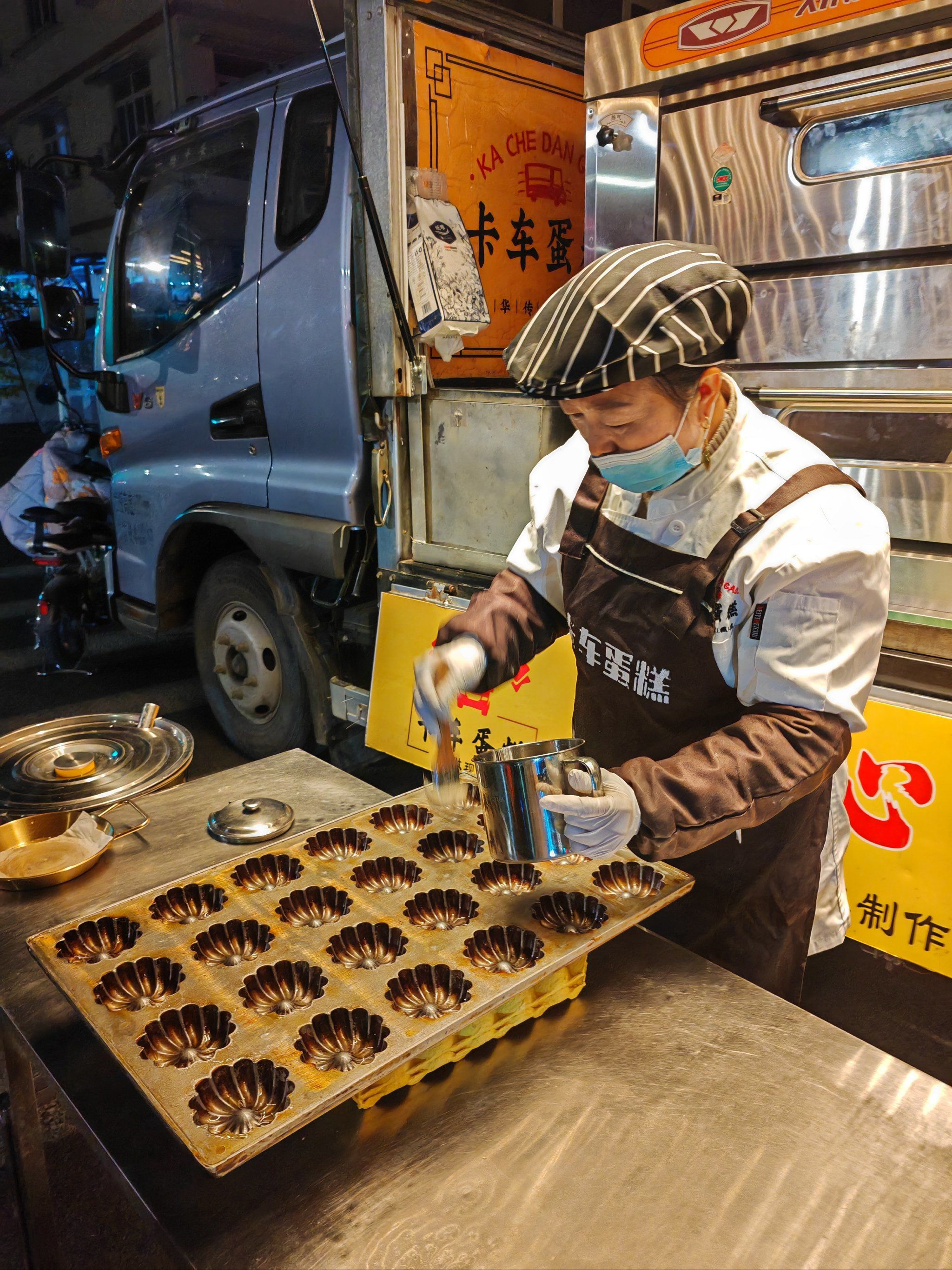 美食现场播报!街边新鲜出炉小蛋糕,美味不甜腻