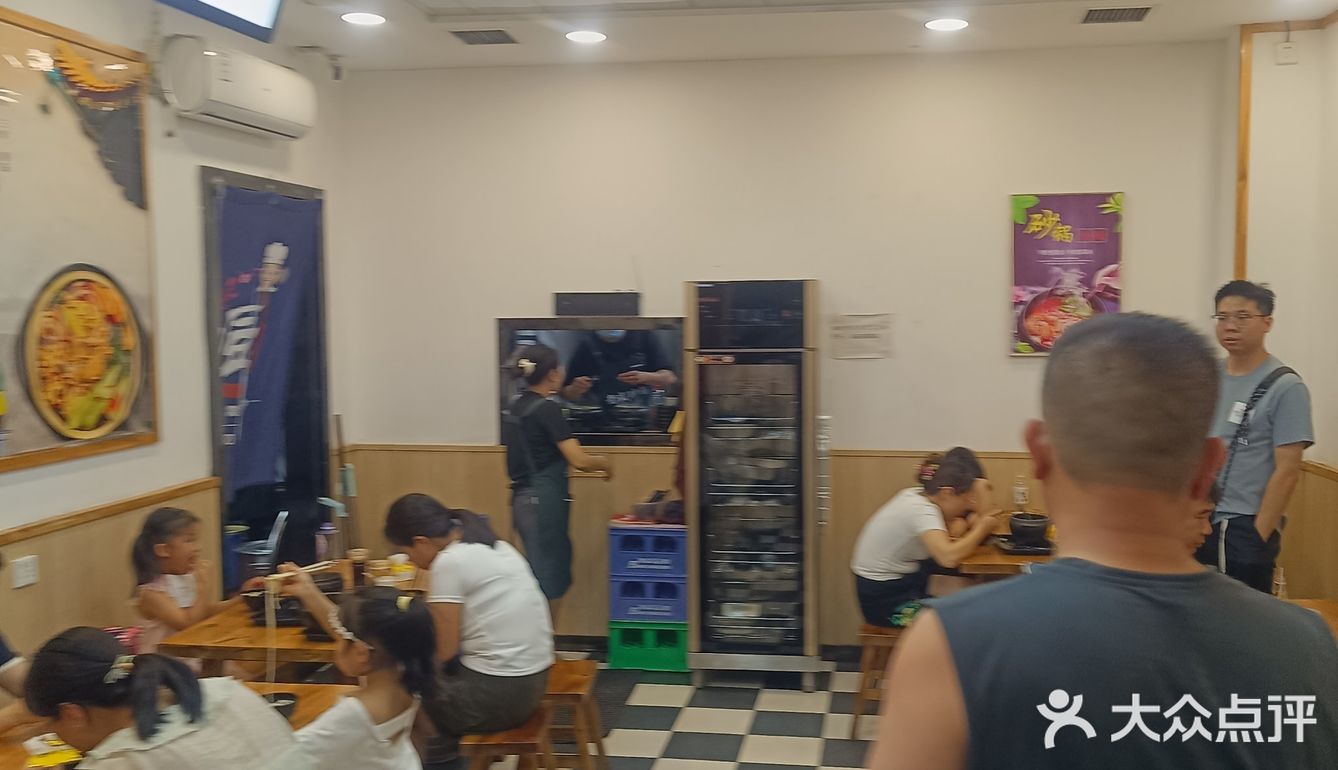 等了没五分钟就上餐了。他家的丸子砂锅不错