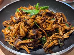 橄榄油炒杂菌-麻六记(新天地店)