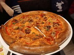 意大利腊肠比萨配腌番茄和干酪-WOLFGANG PUCK KITCHEN & BAR(迪士尼小镇店)