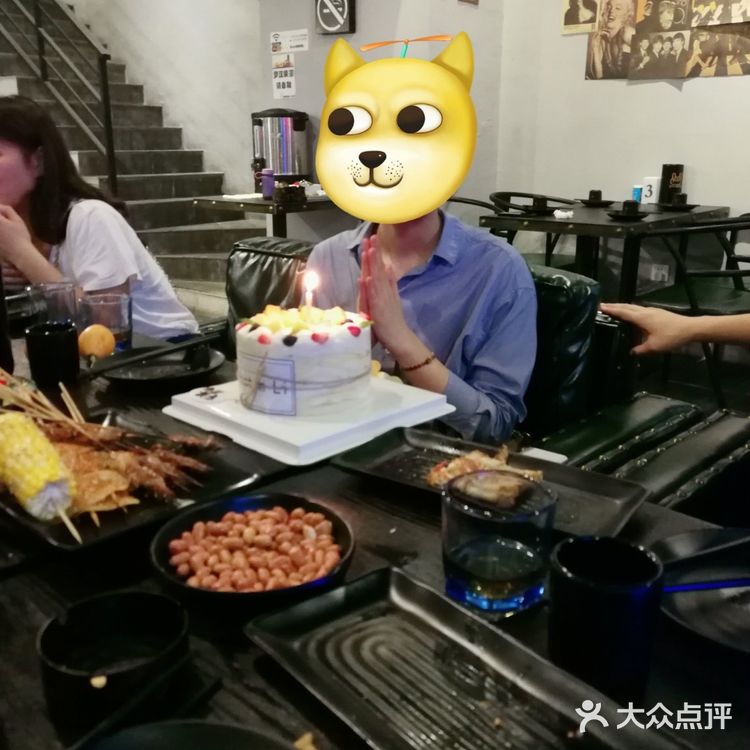 特别推荐牛肉小串，烤冷面和护心肉。服务：真心好