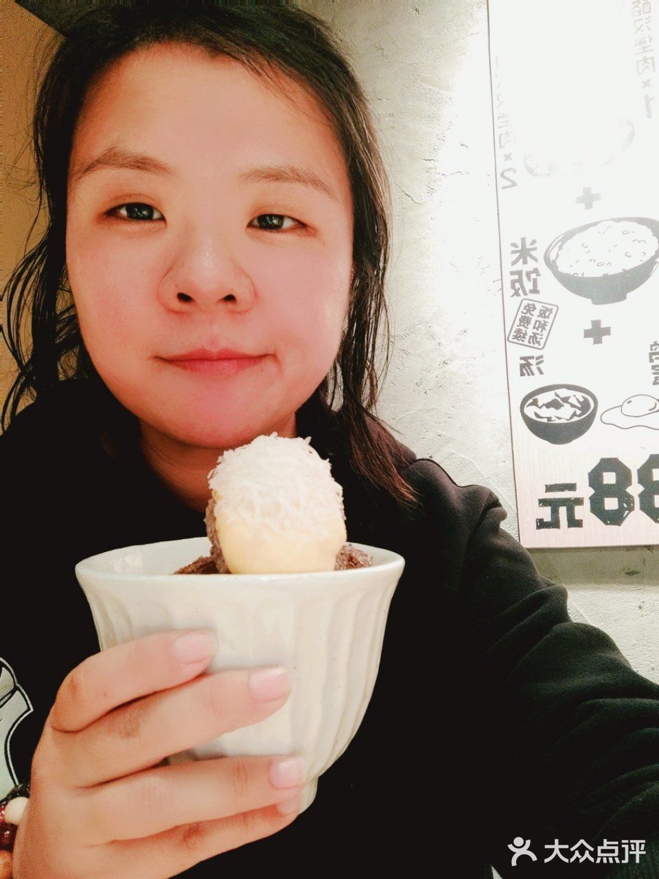 都说现在餐饮行业惨淡，可这家肉肉大米每天都大排长龙啊[嘘]