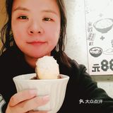 都说现在餐饮行业惨淡，可这家肉肉大米每天都大排长龙啊[嘘]