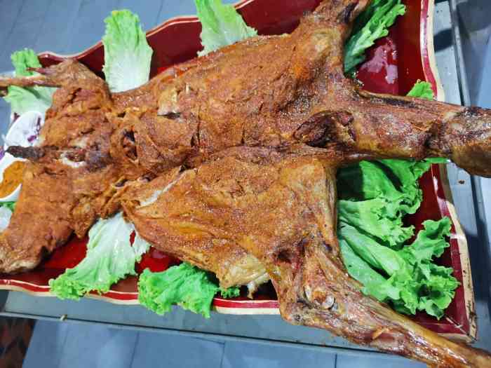 蒙古大营烤全羊-"东西像上桌剩的一样,一个羊腿分量不够,肉.