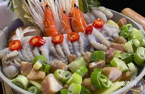 Beef Intestine and Seafood Hot Pot