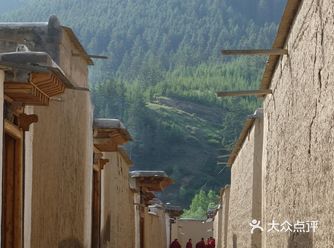 供奉着无数的巨大佛像和各种精美的雕塑、壁画、法器等