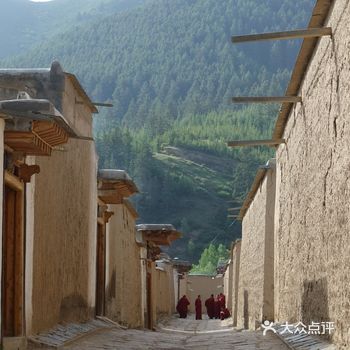 供奉着无数的巨大佛像和各种精美的雕塑、壁画、法器等