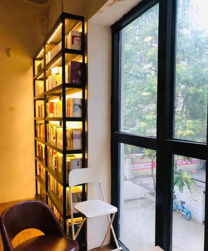 呐喊书店-"小区里的文艺书店位置不是太好找,虽然在."-大众点评移动版