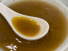 大蟹黄包的汤汁-冶春茶社(官园桥店)