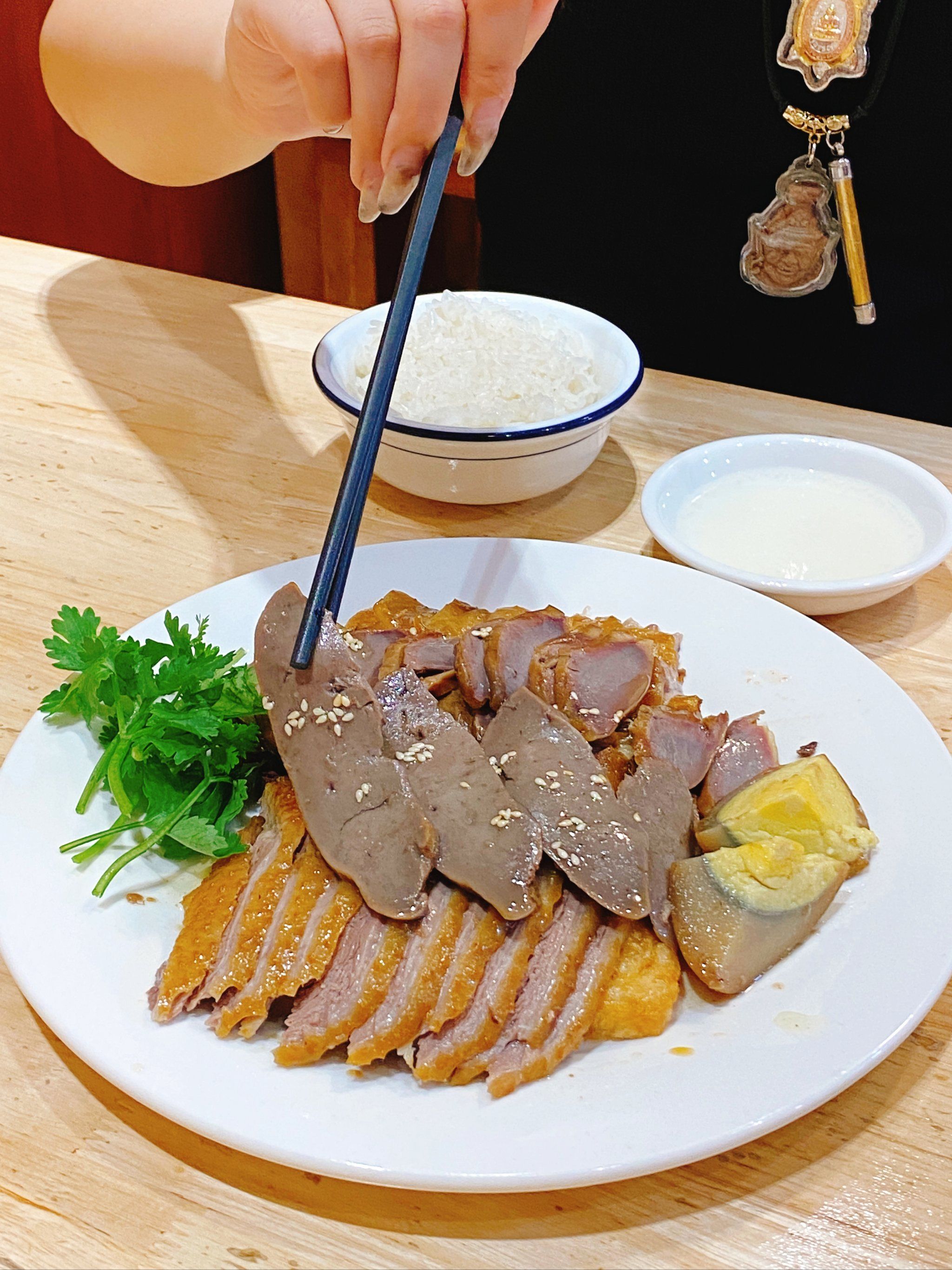 n薄薄的一片都能嚼出卤香,鹅肝嫩滑可口
两个人配饭都绰绰有余,蘸