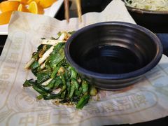 盘烤韭菜-何师烧烤·香辣蟹·川菜·30年老品牌(太古里旗舰店)
