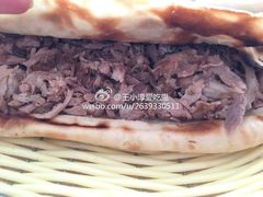熏肘子鞋底火烧-宝光熏肉鞋底火烧(新街口店)