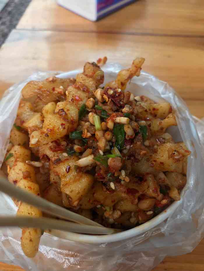 阿哥卤肉卷(文化路店)-"现在都很少来人民商场这边了,天桥底下好多.