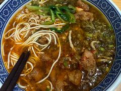 辣肉面加雪菜和毛豆-沪西老弄堂面馆(定西路店)