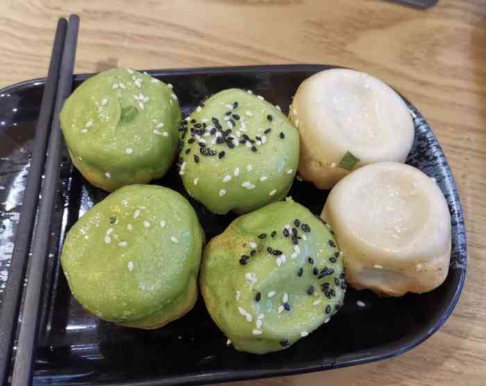 谷拾生煎(丽达店)-"丽达中的快餐店,主打生煎和小笼,价格不算.