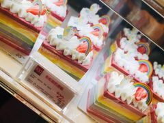 彩虹酸奶切片蛋糕-85度C(青岛燕儿岛店)