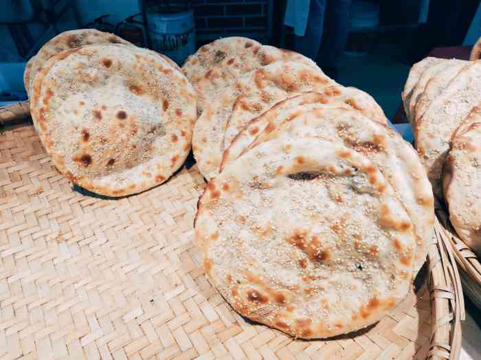 下塘集烧饼标配泥陶炉灶猪肉馅儿牛肉馅儿又大又圆的个头撒上一层的白