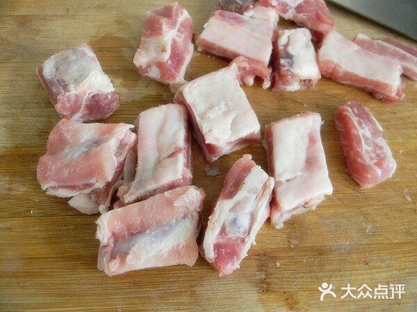 葱姜蒜切片。冷水锅放入排骨焯水