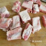 葱姜蒜切片。冷水锅放入排骨焯水