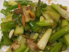 芹菜炒肉-崂山水果园农家宴(泉水鸡店)