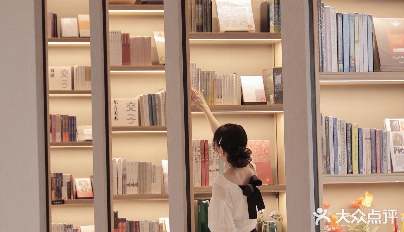 成都|云中漫步☁ 玻璃盒子朵云书院超出片