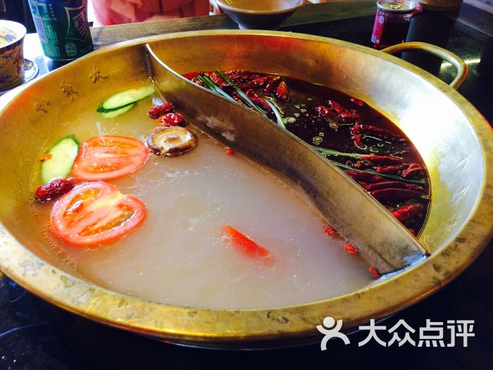 小龙坎老火锅红白鸳鸯锅图片 - 第2张