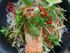 煎三文鱼配沙拉-12 Rocks Beach Bar Cafe