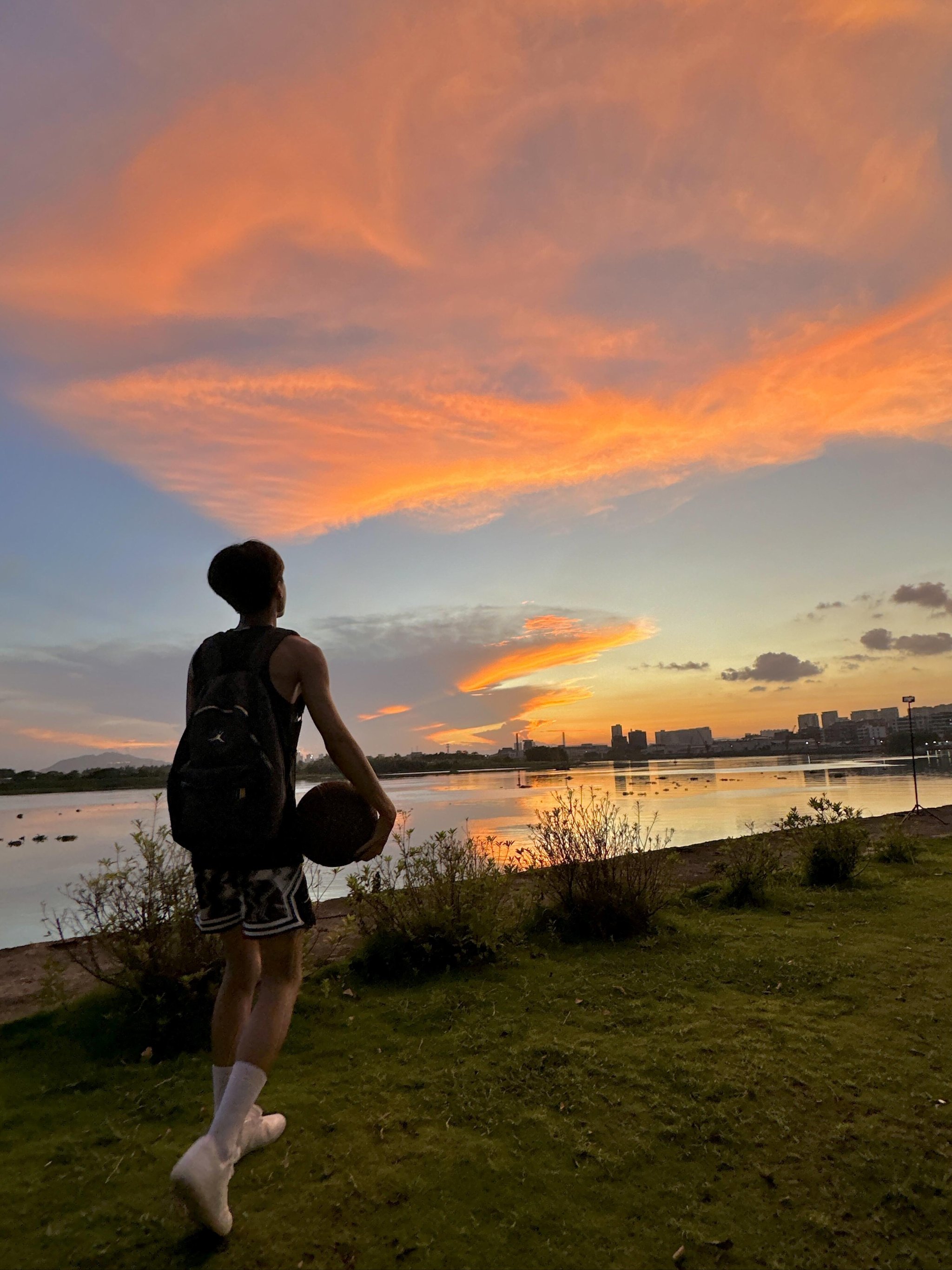 夕阳下的篮球壁纸图片