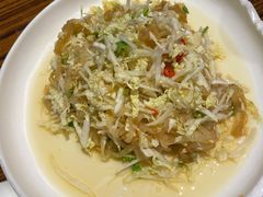 白菜海蜇皮-蚝堡海鲜·威海菜·海肠捞饭·烧烤·亚洲吃蚝公司(幸福门店)