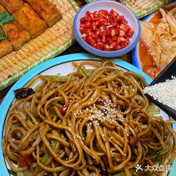 甘肃朋友力荐！！郑州超正宗西北羊肉串 一口到大漠！！ 