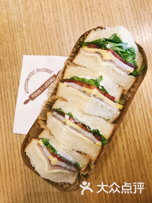 鸡蛋培根三明治图片