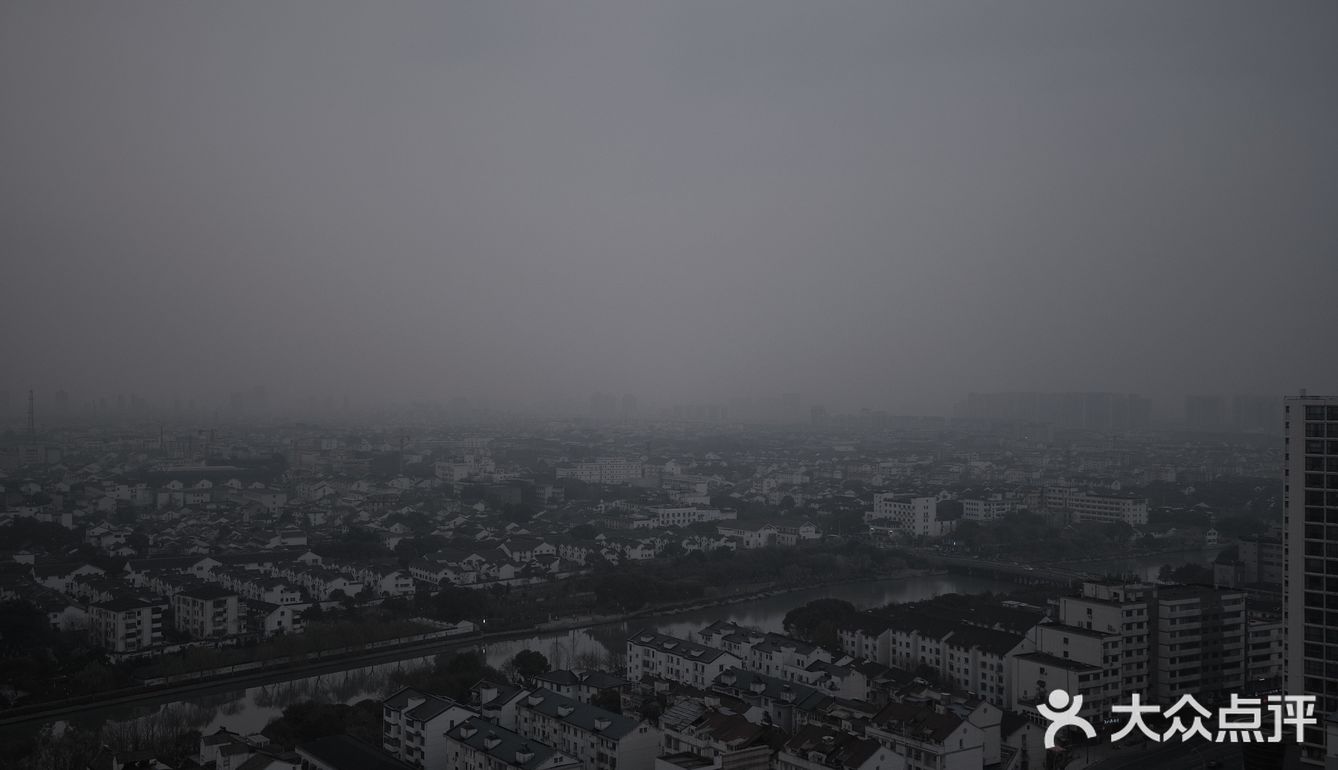 阴雨天的富达大夏[发呆]
