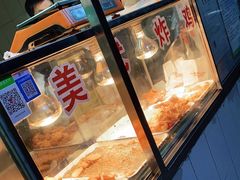 面包甜点陈列柜-白纸坊美式炸鸡