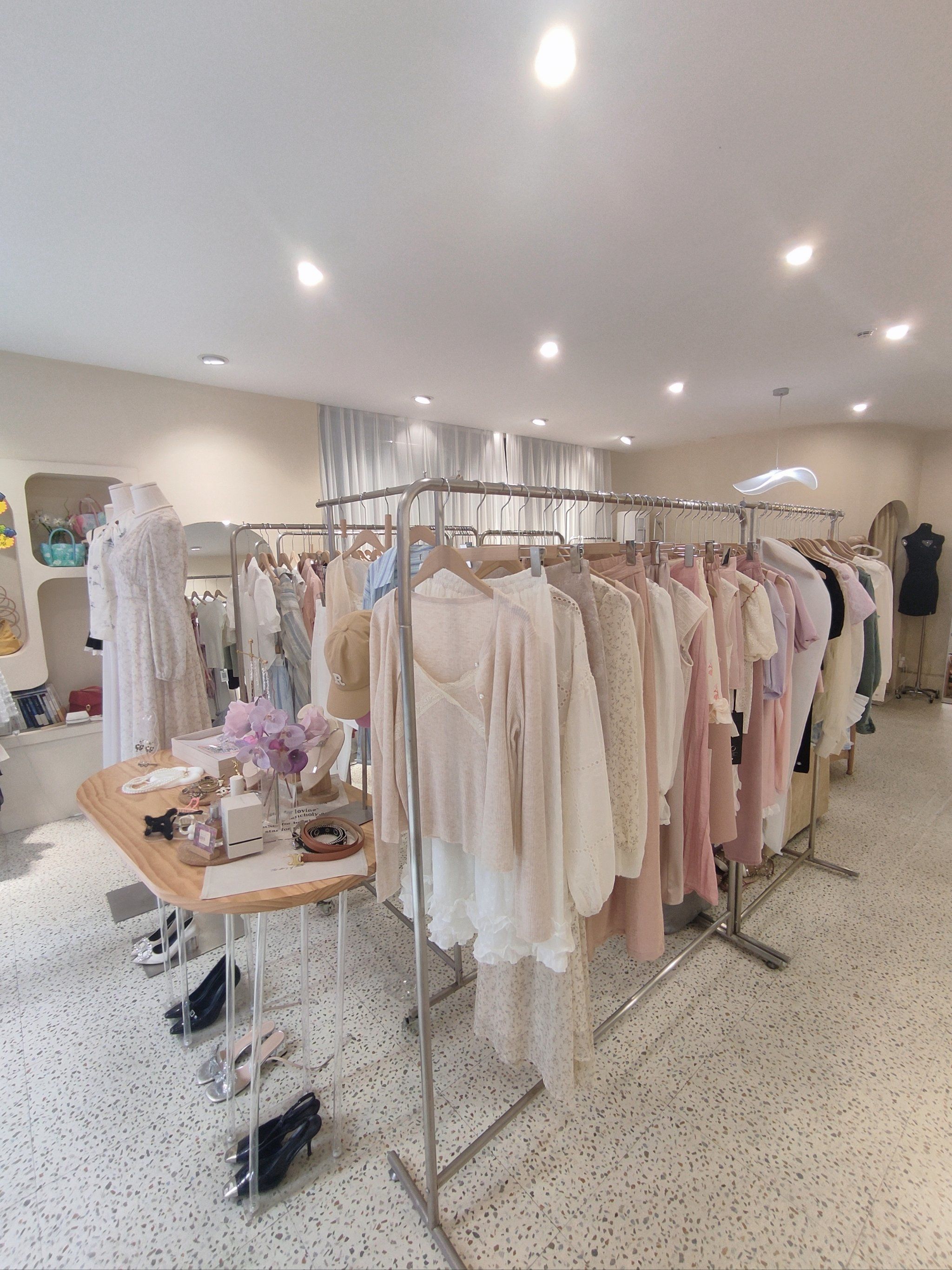 环境:
深圳芙洛诗集服装店坐落在深圳宝安流塘地铁站附近,店内装修