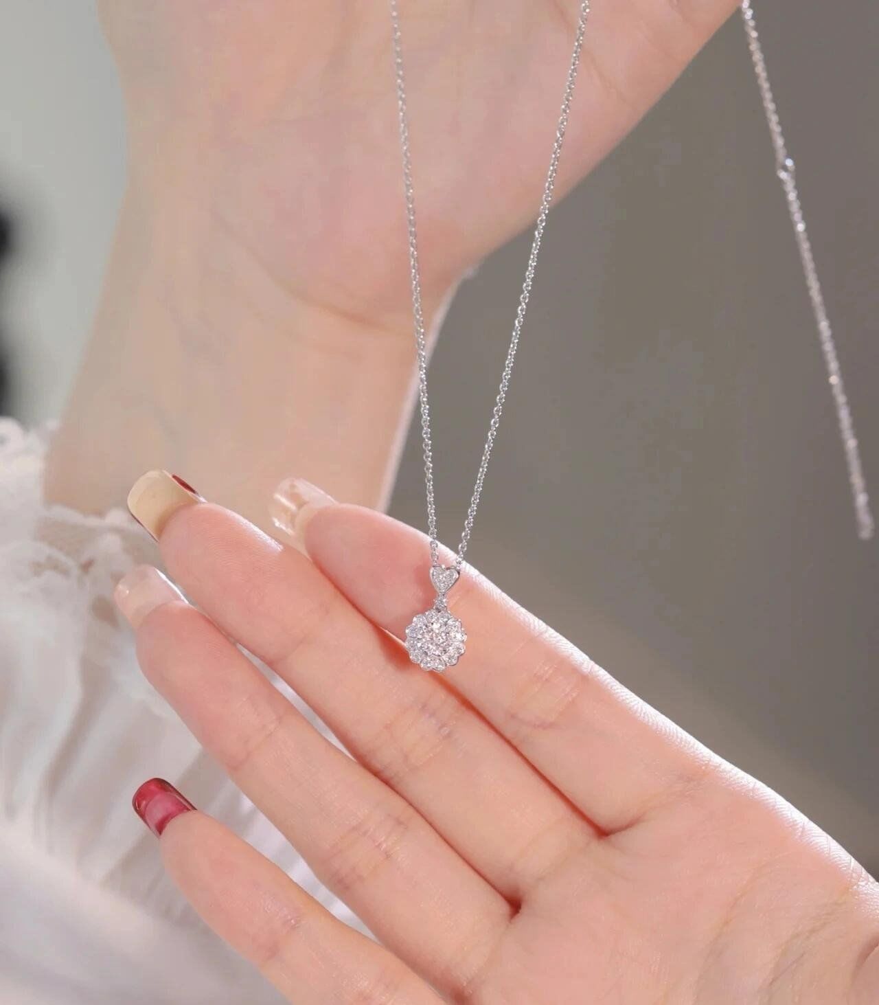 伟德国际硬足金成高金价消费新宠 “硬、轻、亮”获海外市场青睐