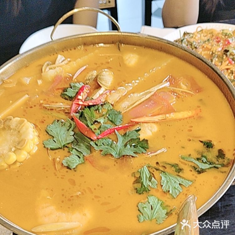 菠萝饭也很惊艳！端上来时，菠萝的清甜果香就直钻鼻腔