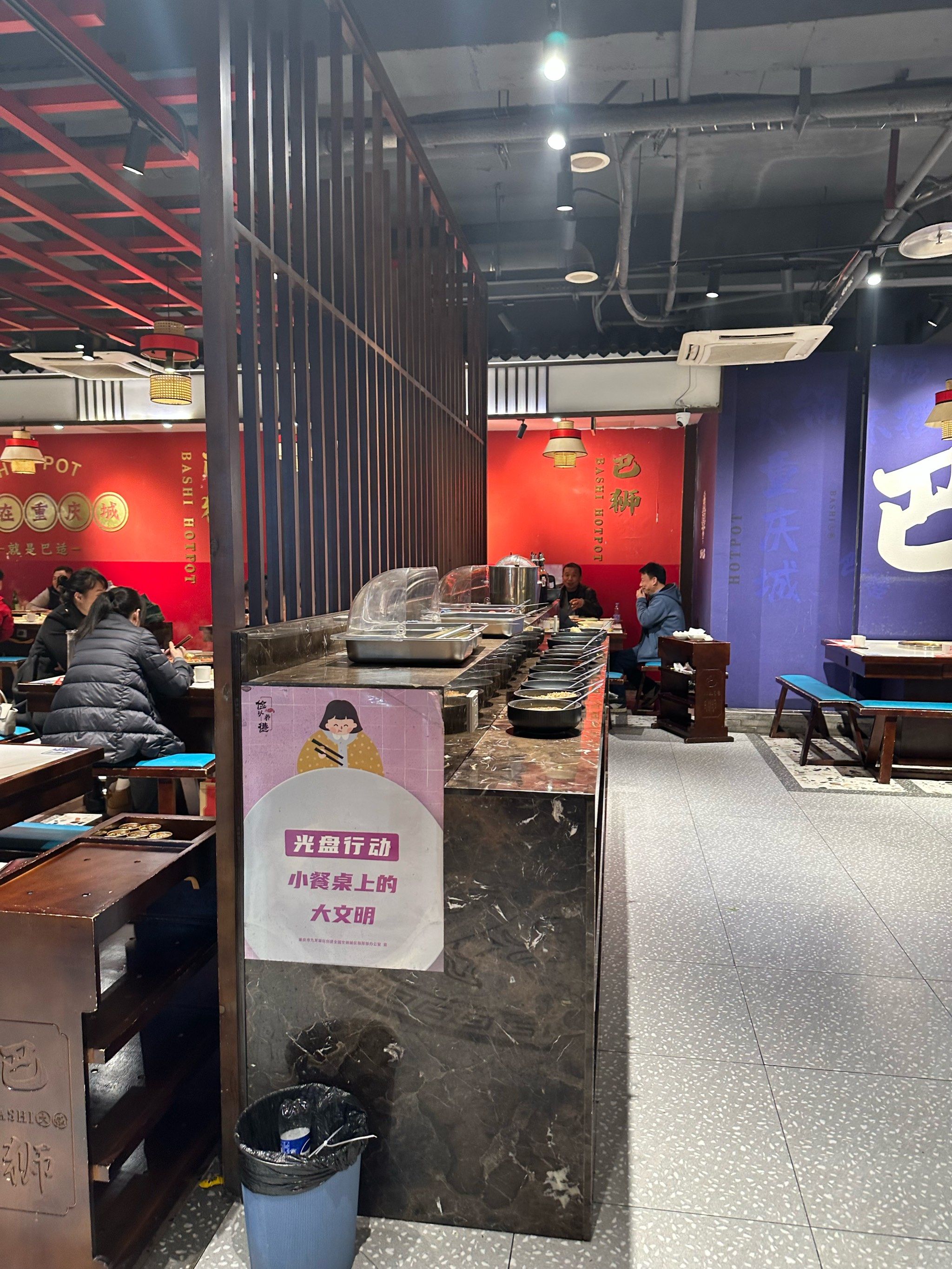 这家的火锅底料是现熬制的,味道特别浓郁