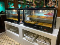 面包甜点陈列柜-阪尚皇·原切牛排·烤肉火锅自助(北京路店)